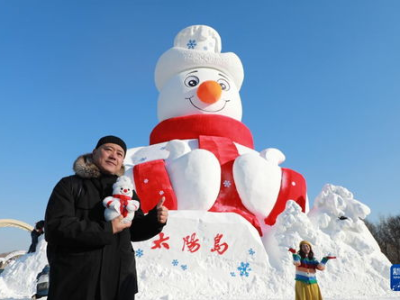 5000立方米雪量打造哈尔滨雪人先生杰作