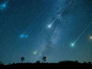 双子座流星雨璀璨夜空，直播带你领略流星雨之美